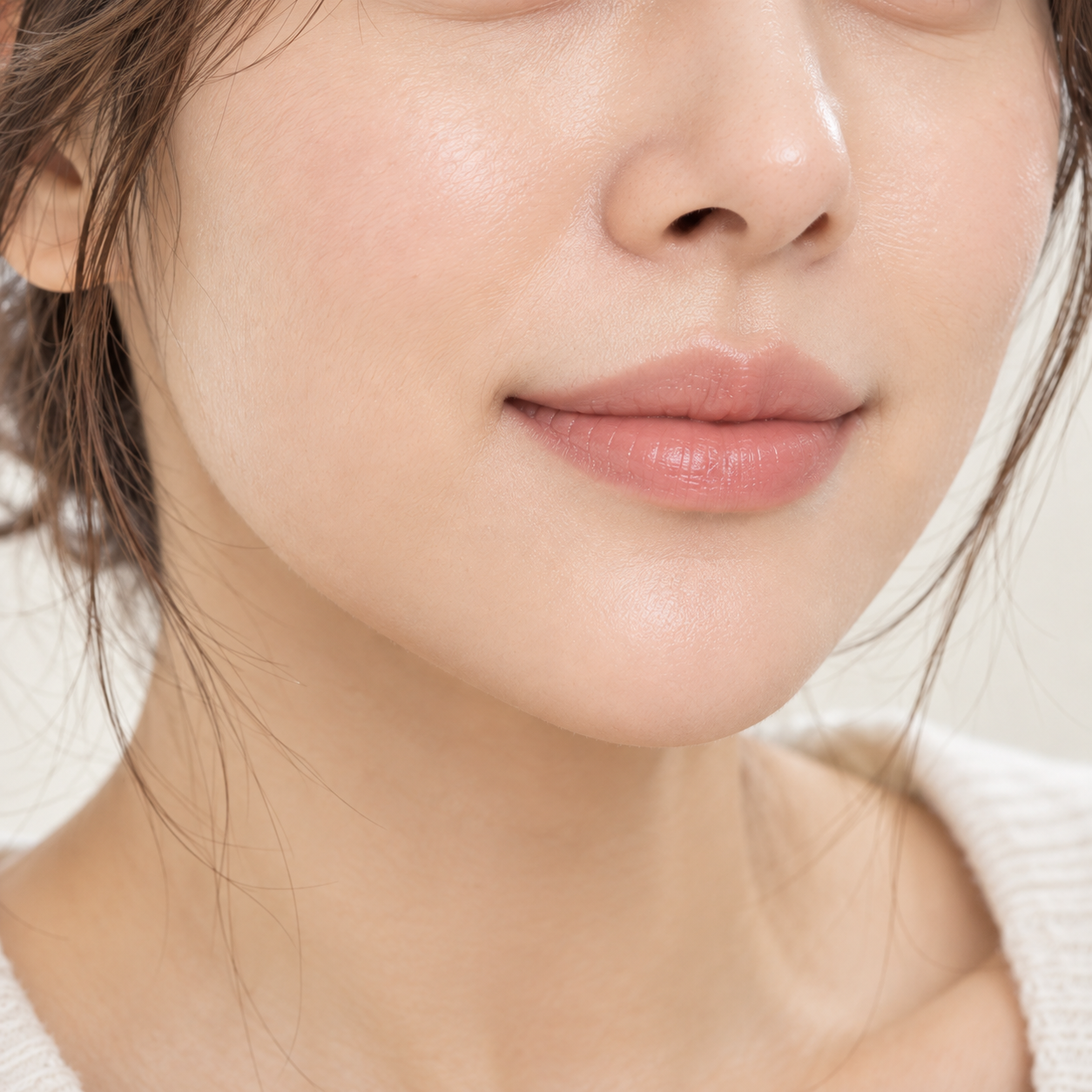 입꼬리필러와 입술필러 상담 전 입매를 확인하는 한국인 여성